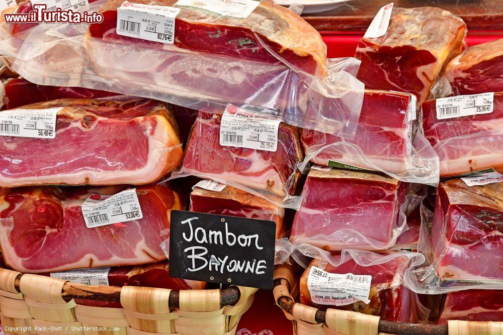 Immagine Il celebre prosciutto di Bayonne (Francia) al mercato della fattoria Viltain - © Pack-Shot / Shutterstock.com