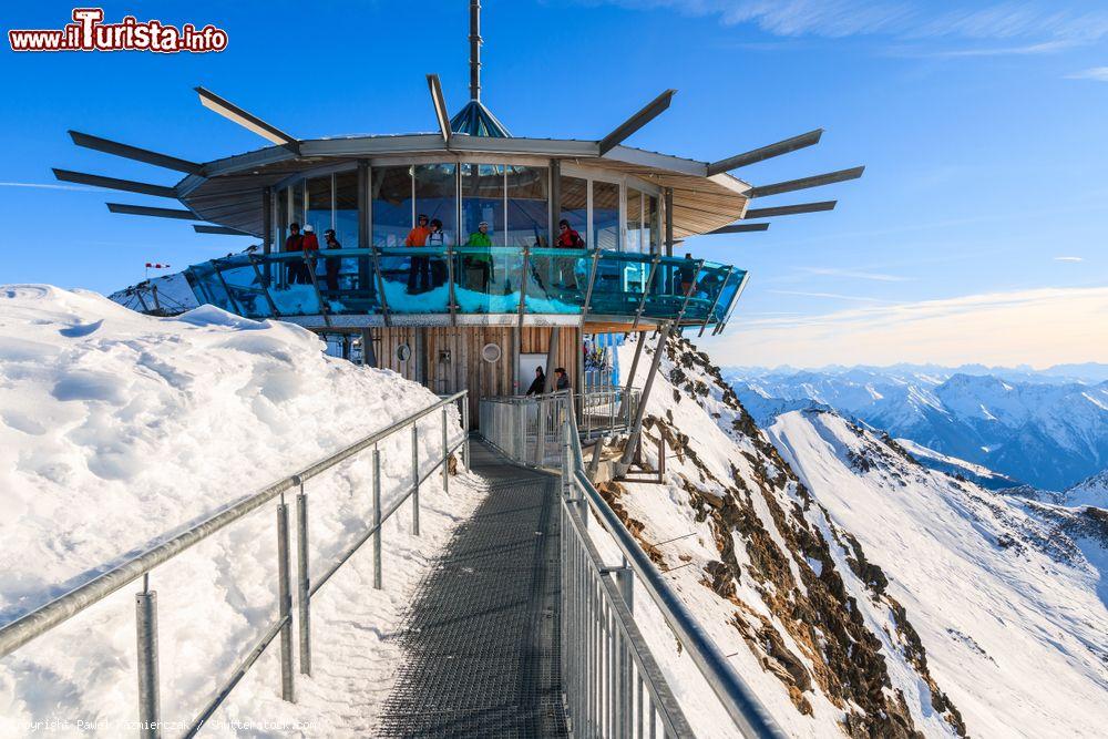 Immagine Il celebre ristorante "Mountain Star" sul comprensorio sciistico di Obergurgl, Austria. Si trova a 3 mila metri di altezza: costruito in metallo, legno e vetro, offre un suggestivo panorama a 360 gradi - © Pawel Kazmierczak / Shutterstock.com