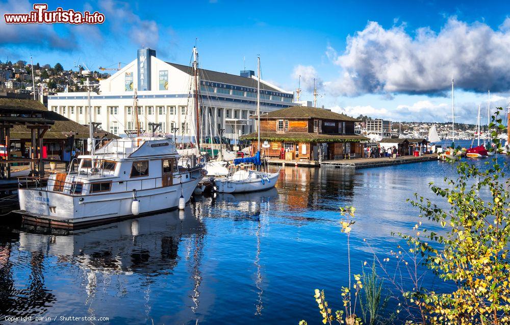 Immagine Il Center for Wooden Boats sul lago Union a Seattle, Washington (USA). Questo museo è dedicato alla conservazione e alla documentazione della storia marittima dell'area nord-occidentale del Pacifico degli Stati Uniti - © cdrin / Shutterstock.com