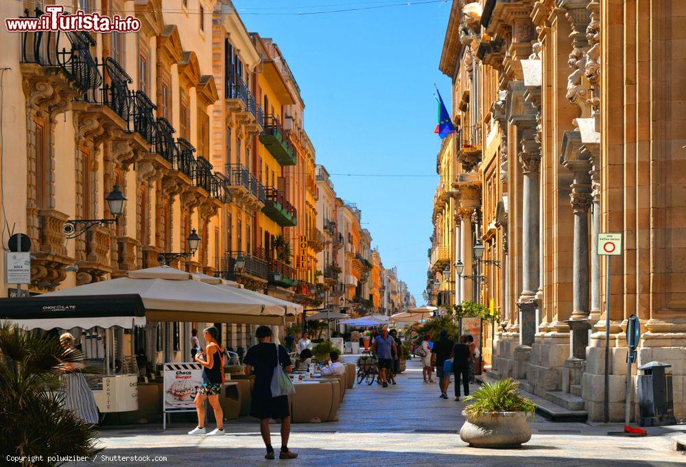 Immagine Il centralissimo Corso Vittorio Emanuele nel cuore storico di Trapani (Sicilia) - © poludziber / Shutterstock.com