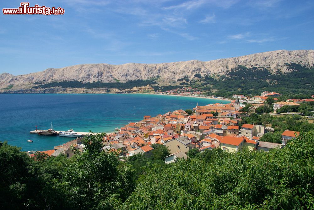 Immagine Il centro abitato di Baska visto dall'alto, Croazia. La città vanta numerosi monumenti culturali di grande importanza così come antichi edifici e luoghi sacri.