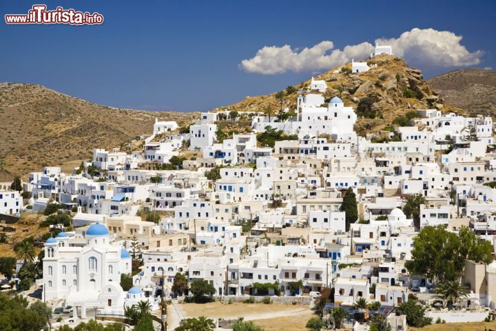 Immagine Il centro abitato di Ios, Grecia. Le pittoresche case di quest'isola greca - © Alex Yeung / Shutterstock.com