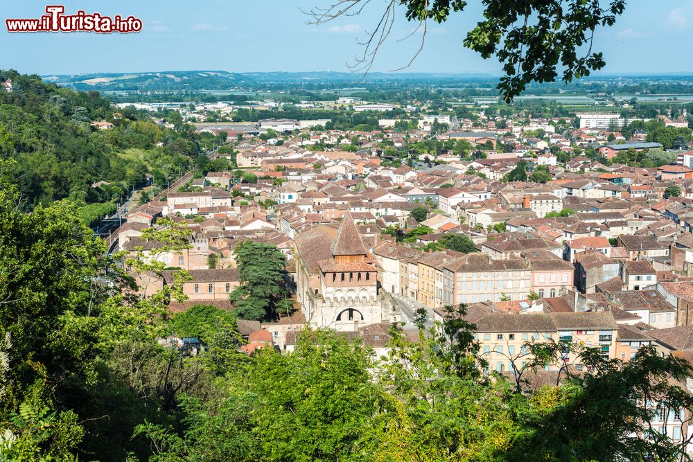 Immagine Il centro abitato di Moissac visto dal belvedere di Nostra Signora del Calvario, Francia. 