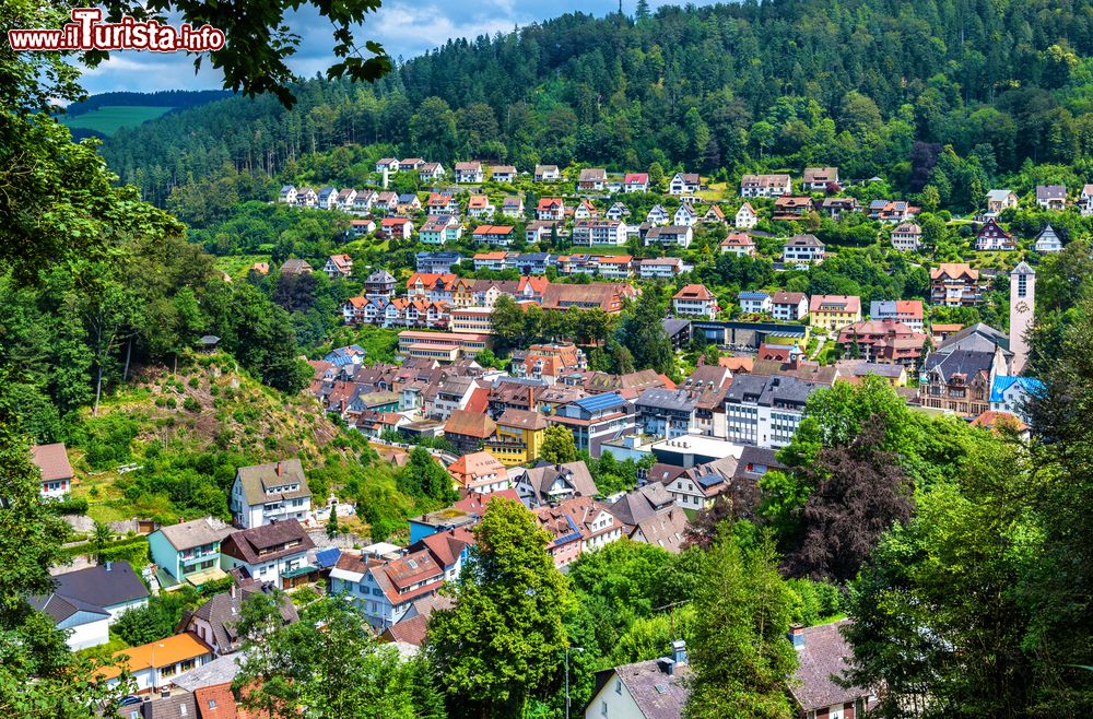 Immagine Il centro abitato di Triberg im Schwarzwald (Baden-Wurttemberg) in Germania fotografato dall'alto.