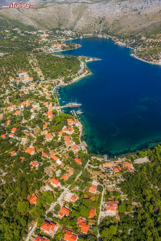 Immagine Il centro abitato di Zaton affacciato sulla laguna: siamo in una nota destinazione turistica della Croazia.