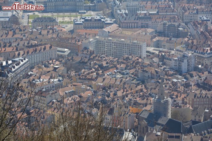 Immagine Il centro città di Grenoble visto dalla fortezza della Bastille, Francia.