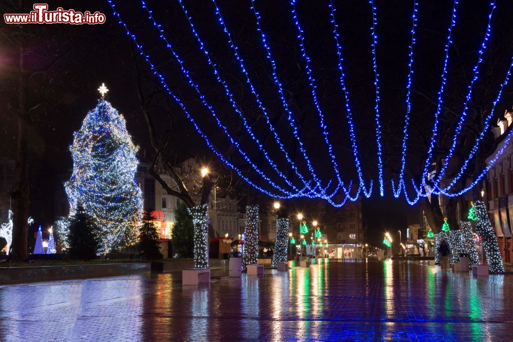 Immagine Il centro città di Varna by night durante il periodo dell'Avvento (Bulgaria). L'albero di Natale e le luminarie decorano la piazza cittadina.