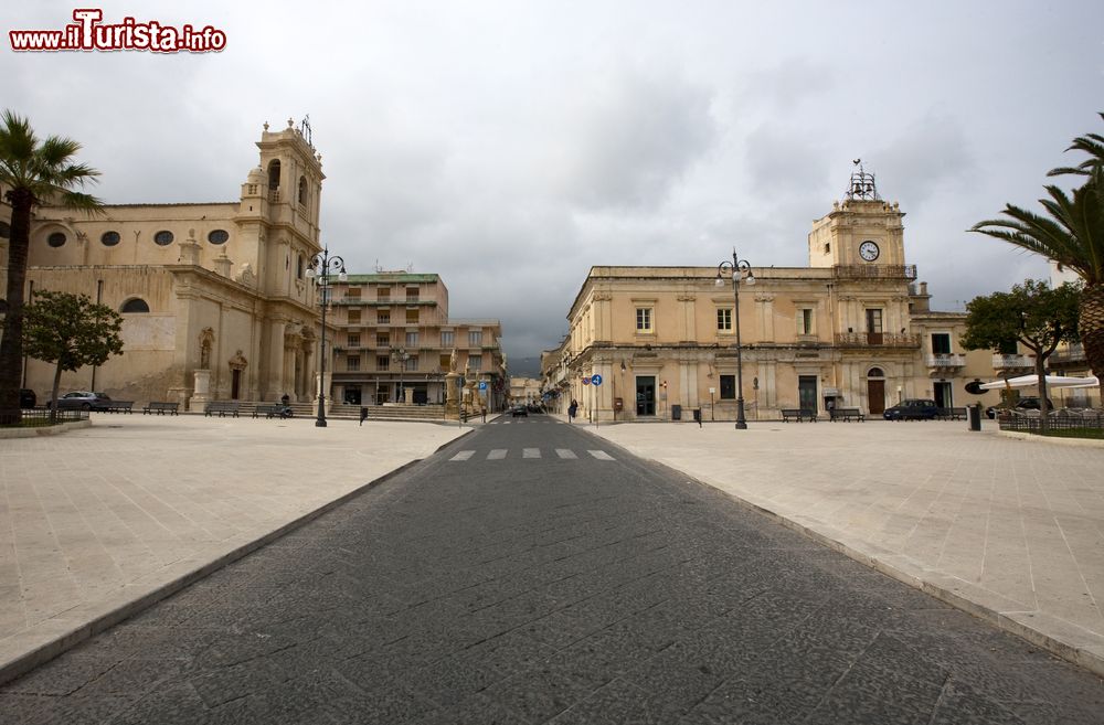 Immagine Il centro cittadino di Avola, Sicilia. Questa ridente località siciliana si trova a metà strada fra Noto e Siracusa.