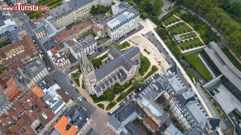 Immagine Il centro cittadino e la cattedrale di Pau visti dal drone, Nuova Aquitania (Francia).