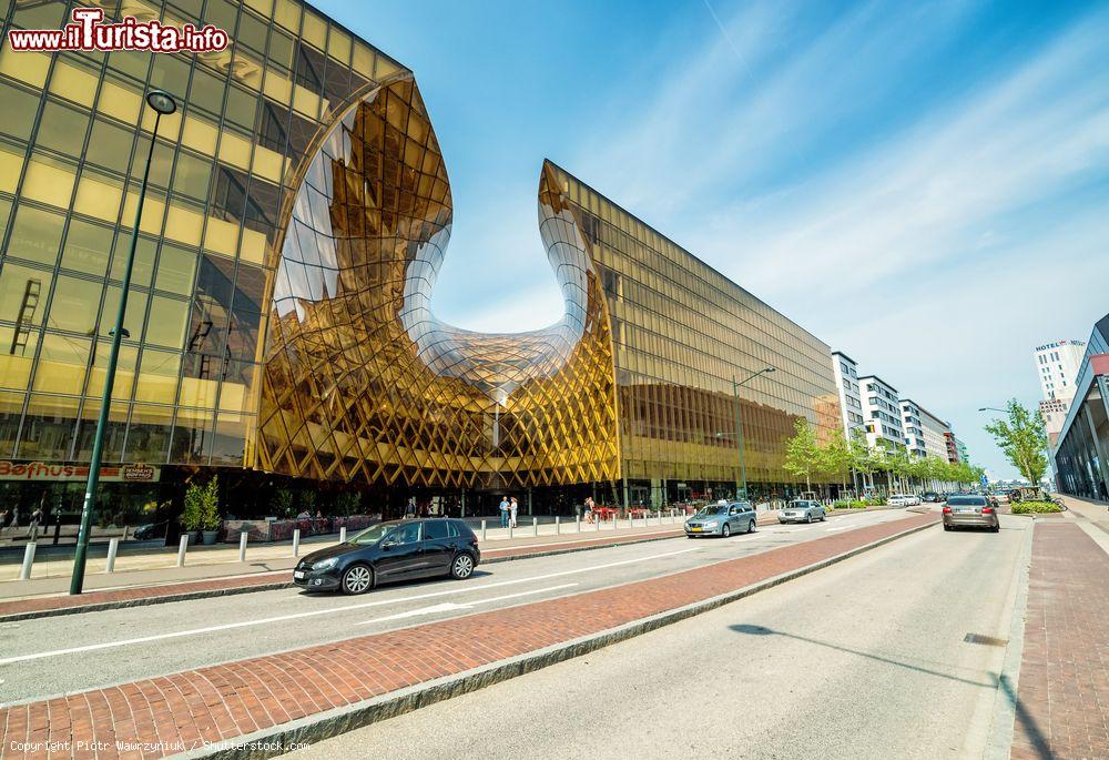 Immagine Il centro commerciale Emporia nella periferia di Malmo, Svezia: aperta nell'ottobre 2012, è la più grande area dedicata allo shopping di tutta la Scandinavia - © Piotr Wawrzyniuk / Shutterstock.com