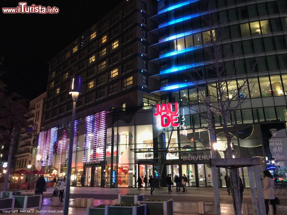 Immagine Il centro commerciale Jaude nell'omonima piazza di Clermont-Ferrand, Francia, fotografato di notte - © Keitma / Shutterstock.com