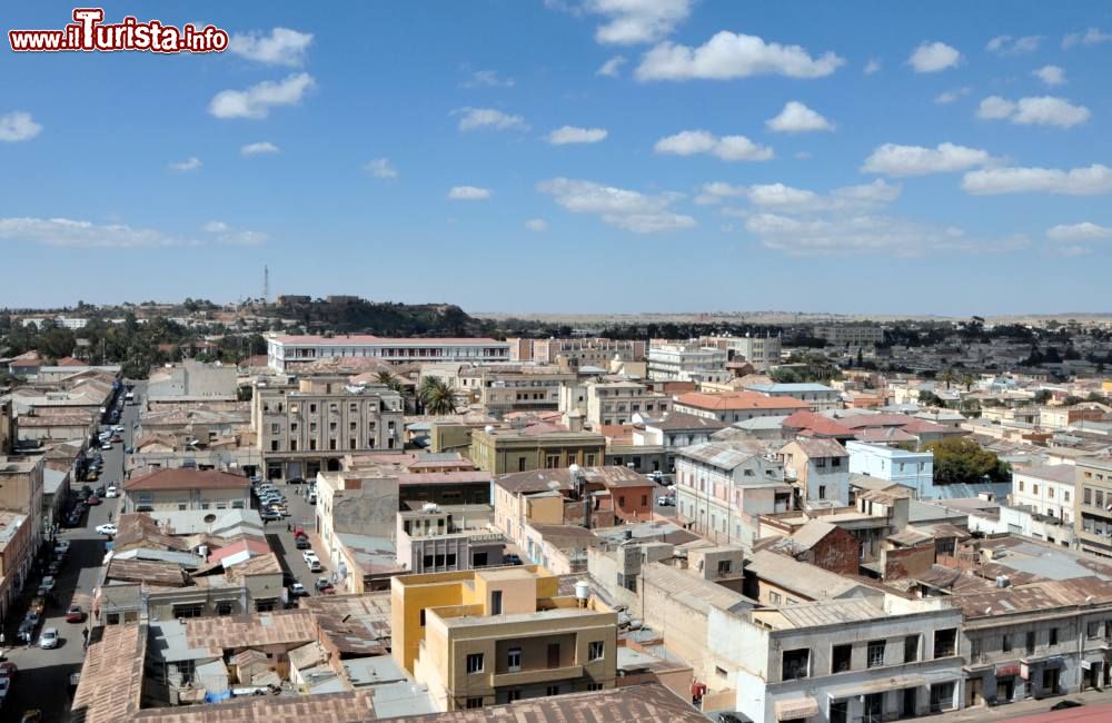 Immagine Il centro della capitale Asmara, Eritrea, visto dall'alto. Come tante altre città coloniali, anche Asmara fu riprogettata con un piano urbanistico preciso e divisa in quattro zone principali a capo di un centro amministrativo.