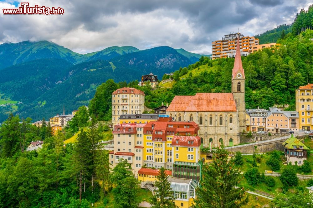 Immagine Il centro della cittadina di Bad Gastein, Austria, con la chiesa parrocchiale.