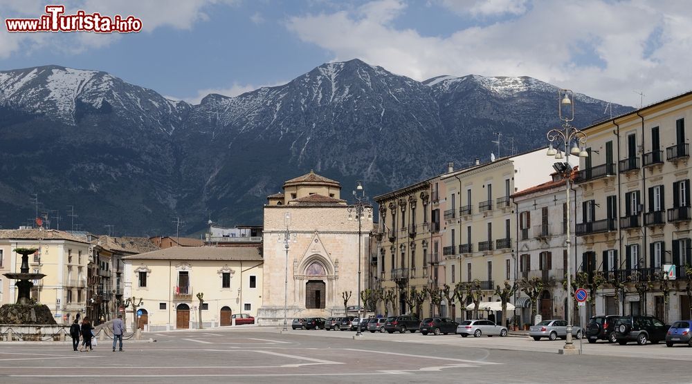 Immagine Il centro della piccola cittadina di Sulmona, Abruzzo. Sulmona è il paese natale del poeta Ovidio oltre che patria del confetto. Storia, arte e tradizione si mescolano in questa affascinante località situata nel cuore dell'Abruzzo.