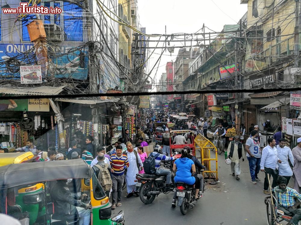 Immagine Il centro della vecchia Delhi, il fascino del caos del traffico e i fili elettrici