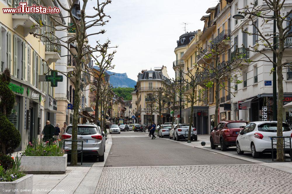 Immagine Il centro di Aix-les-Bains con edifici e palazzi affacciati su una delle strade cittadine, Francia - © gumbao / Shutterstock.com