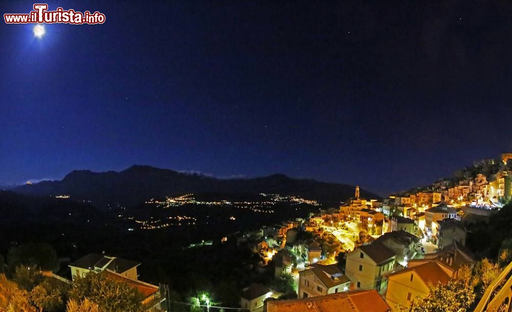 Immagine Il centro di Aquara in CIlento. fotograta in una notte di Luna piena Di Marric~itwiki - Opera propria, CC BY-SA 4.0, Collegamento
