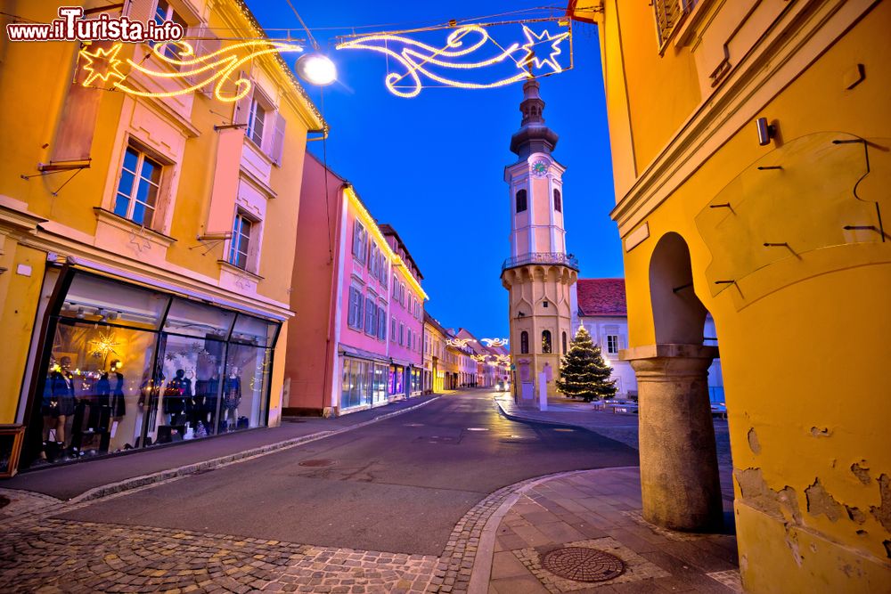 Immagine Il centro di Bad Radkersburg illuminato di sera, Stiria, Austria.