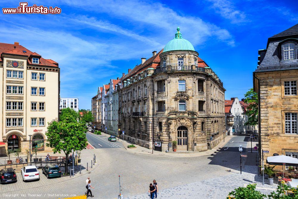 Immagine Il centro di Bayreuth (Germania) con una caratteristica casa ad angolo in estate - © Val Thoermer / Shutterstock.com