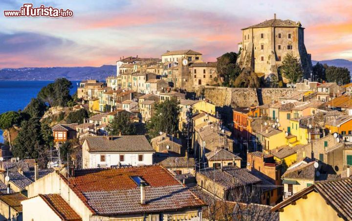 Immagine Il centro di Capodimonte, la cittadina su di un promontorio sul lago di Bolsena in provincia di Viterbo - © leoks / Shutterstock.com