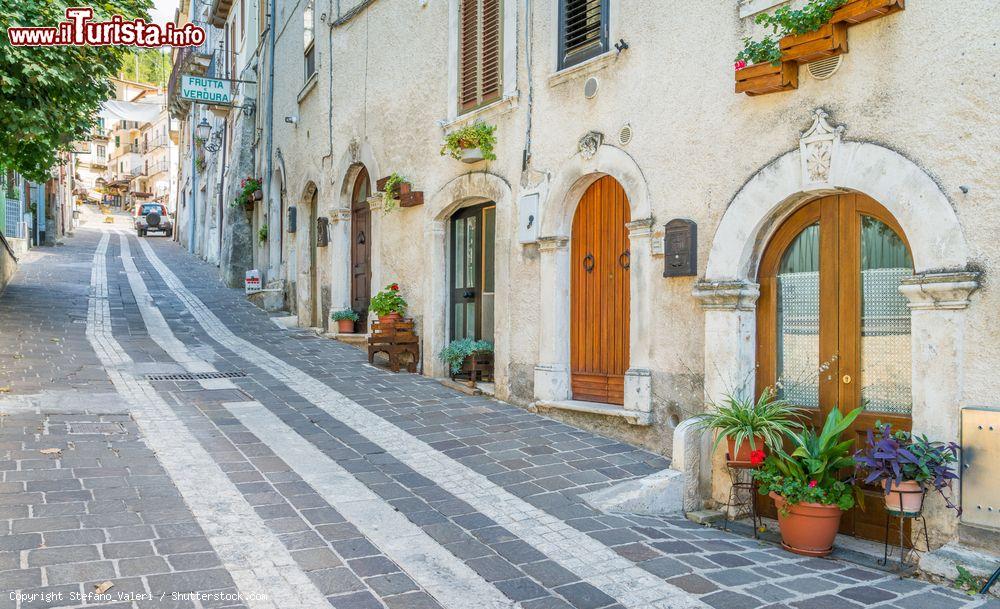 Immagine Il centro di Caramanico Terme in un pomeriggio d'estate, Pescara, Abruzzo - © Stefano_Valeri / Shutterstock.com