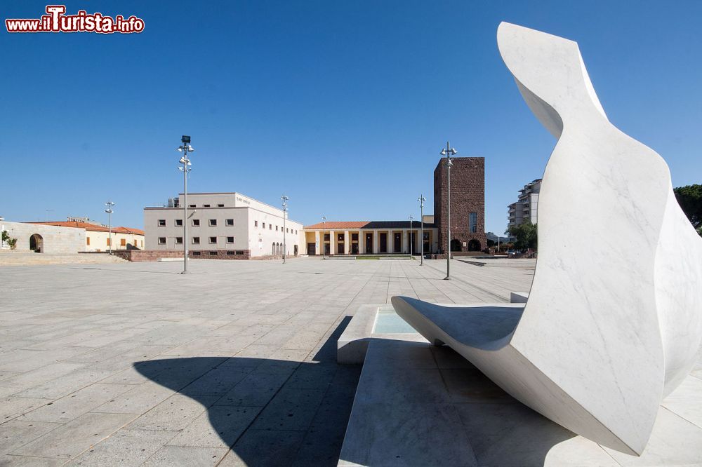 Immagine Il centro di Carbonia con architetture Razionaliste  - ©  Alessandro Cabras, CC BY-SA 4.0, Wikipedia