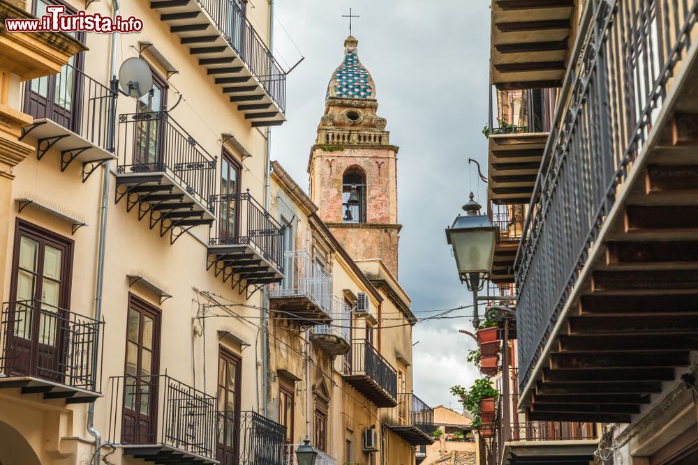 Immagine Il centro di Castelbuono e il campanile della Chiesa Sconsacrata Del Santissimo Crocifisso