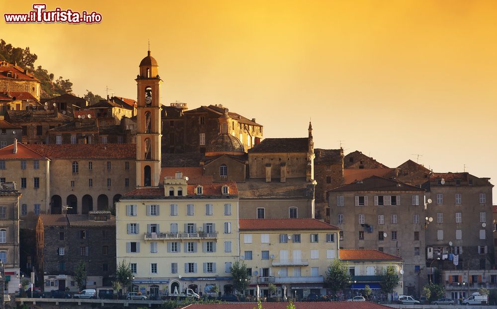 Immagine Il centro di Cervione, magnifico borgo del dito della Corsica, sul versante orientale a nord di Bastia