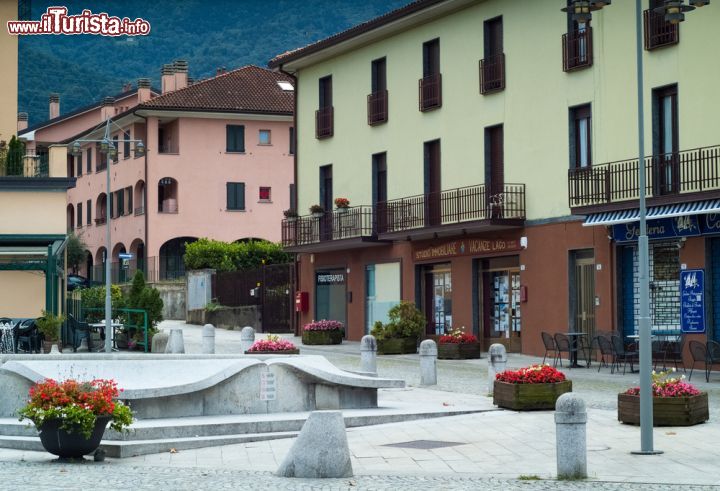 Immagine Il centro di Colico nella porzione di città fronte lago di Como, in Lombardia  - © Alexandra Thompson / Shutterstock.com