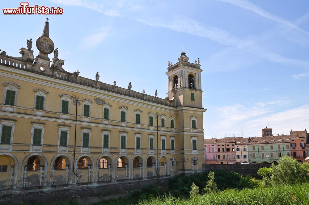 Immagine Il centro di Colorno con la Reggia e le case del borgo