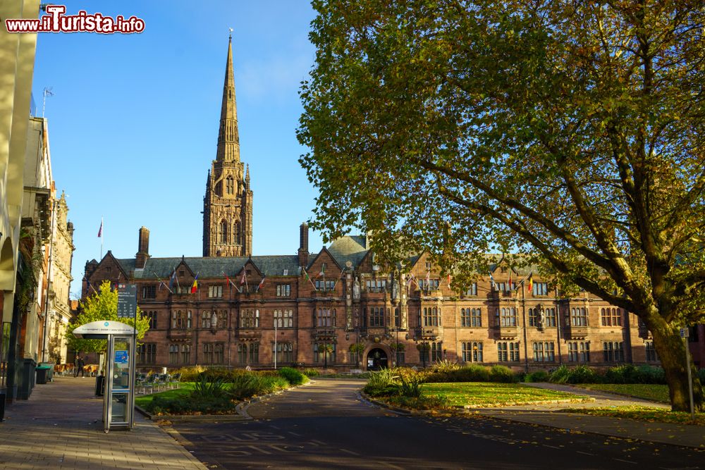 Immagine Il centro di Coventry: in primo piano la Council House, sullo sfondo la Cattedrale