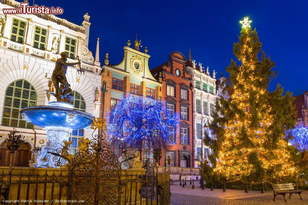 Immagine Il centro di Danzica durante il colorato Natale in Polonia: ecco le luminarie della piazza centrale della città - © Patryk Kosmider / Shutterstock.com