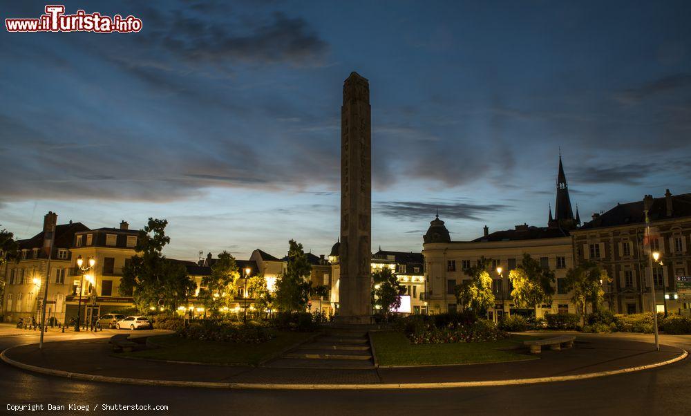 Immagine Il centro di Epernay, Francia, al tramonto: una rotonda con il monumento alla guerra e auto parcheggiate - © Daan Kloeg / Shutterstock.com