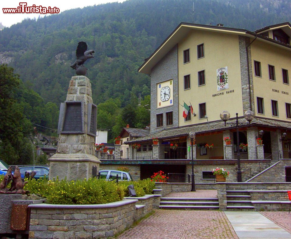 Immagine Il centro di Gaby in Valle d'Aosta: piazza e municipio - © Lutooth - Wikipedia