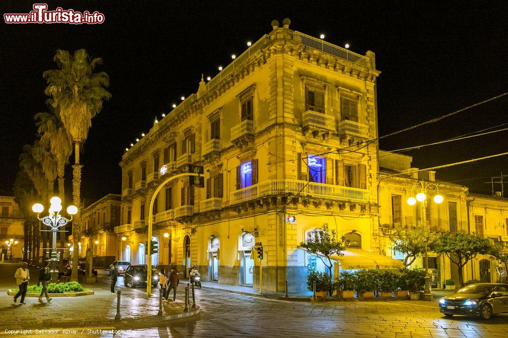 Immagine Il centro di Giarre fotografato di notte, siamo sulla costa est della Sicilia - © Salvador Aznar / Shutterstock.com