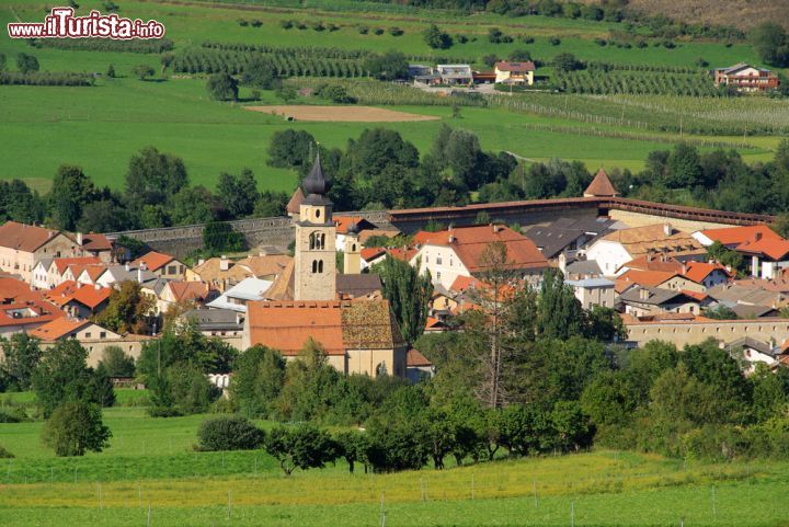 Immagine Il centro di Glorenza, Trentino Alto Adige. Una bella veduta di Glurns, in provincia di Bolzano, dove a breve distanza dal confine con la Svizzera e non lontano da quello con l'Astria si trova questa piccola gemma di tipica architettura tirolese immersa nella natura rigogliosa dell'Alta Val Venosta - © LianeM / Shutterstock.com