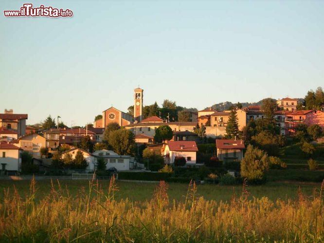 Immagine Il centro del comune di Grandate, fotografato al tramonto