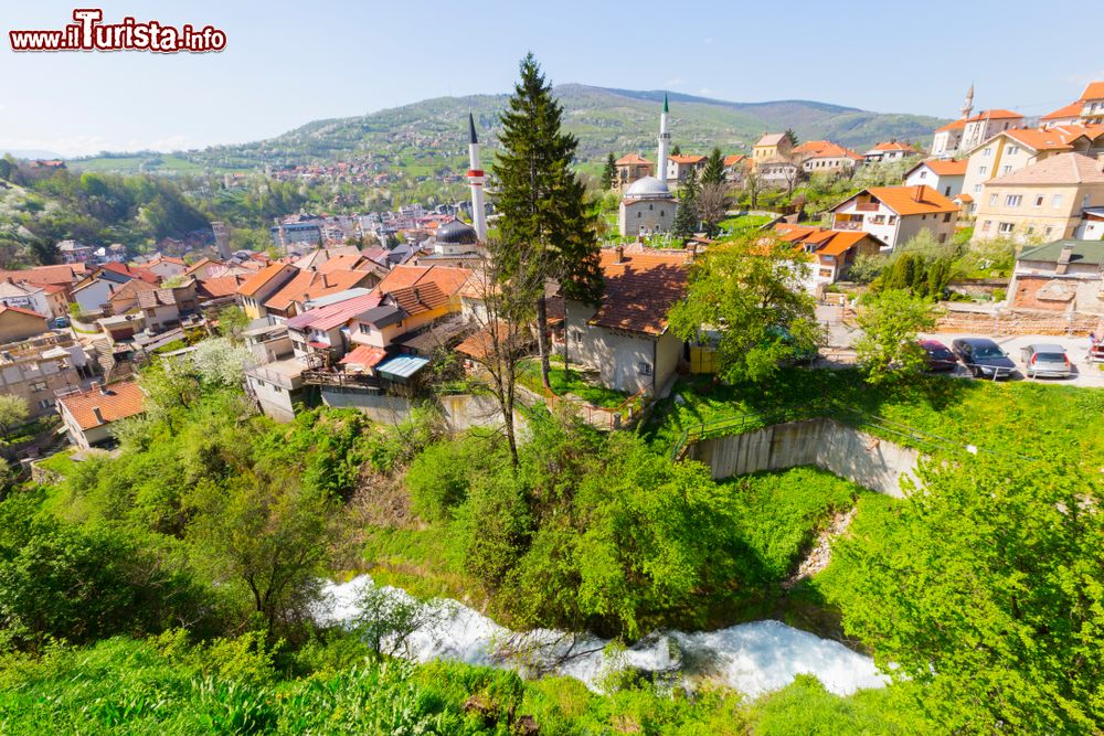 Immagine Il centro di Jajce con i minareti delle moschee, Bosnia e Erzegovina.