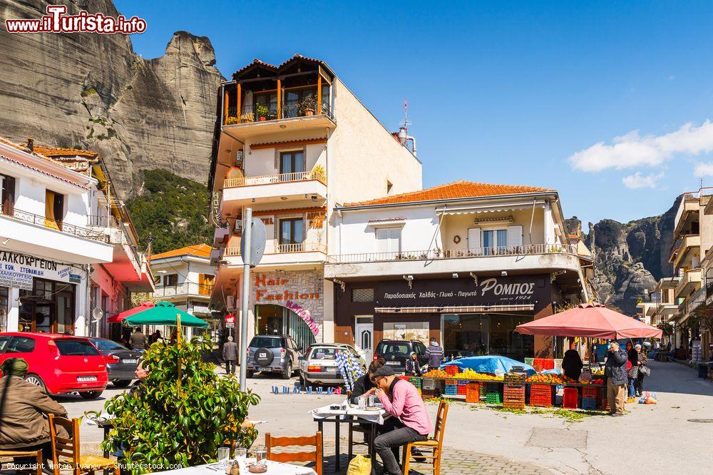 Immagine Il centro di Kalambaka, Grecia: siamo nella municipalità di Trikala, un'area della Tessaglia con quasi 12 mila abitanti - © Anton_Ivanov / Shutterstock.com