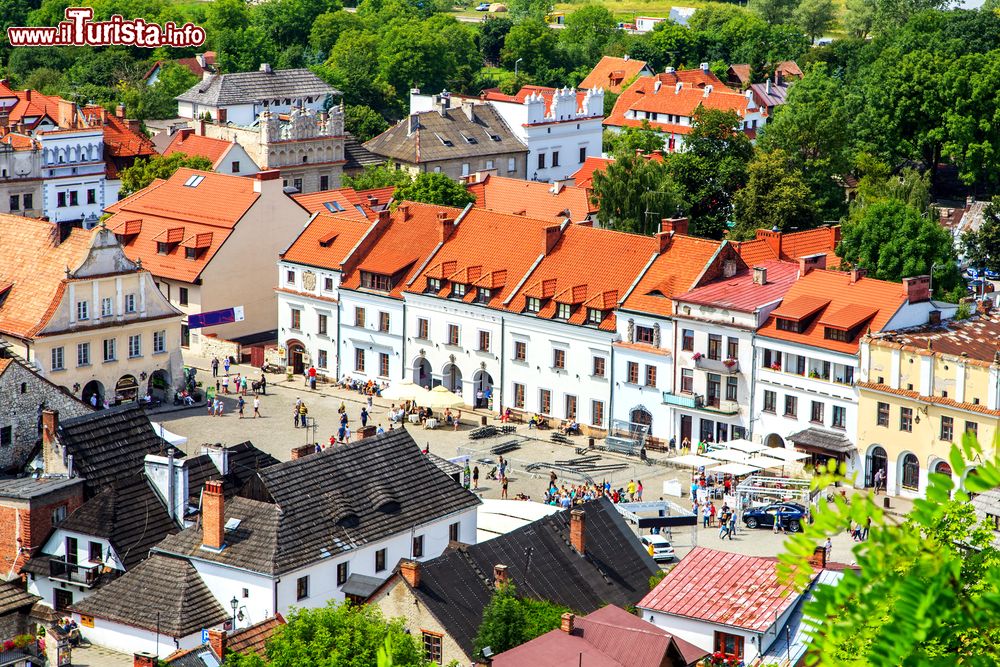 Immagine Il centro di Kazimierz Dolny, in Polonia, fotografato dall'alto. Sulla piazza principale si affacciano alcuni dei suoi edifici più eleganti e antichi.
