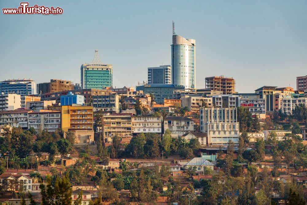 Immagine Il centro di Kigali, Ruanda: capitale e località più popolosa del paese, è considerata la città più pulita d'Africa.
