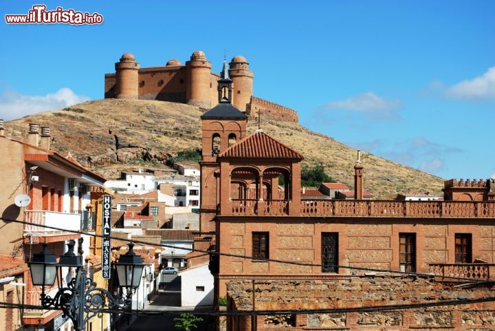 Immagine Il centro di La Calahorra e il castello sulla collina. Siamo in Andalusia, nel sud della Spagna, alle pendici della Sierra Nevada - © Arena Photo UK / Shutterstock.com