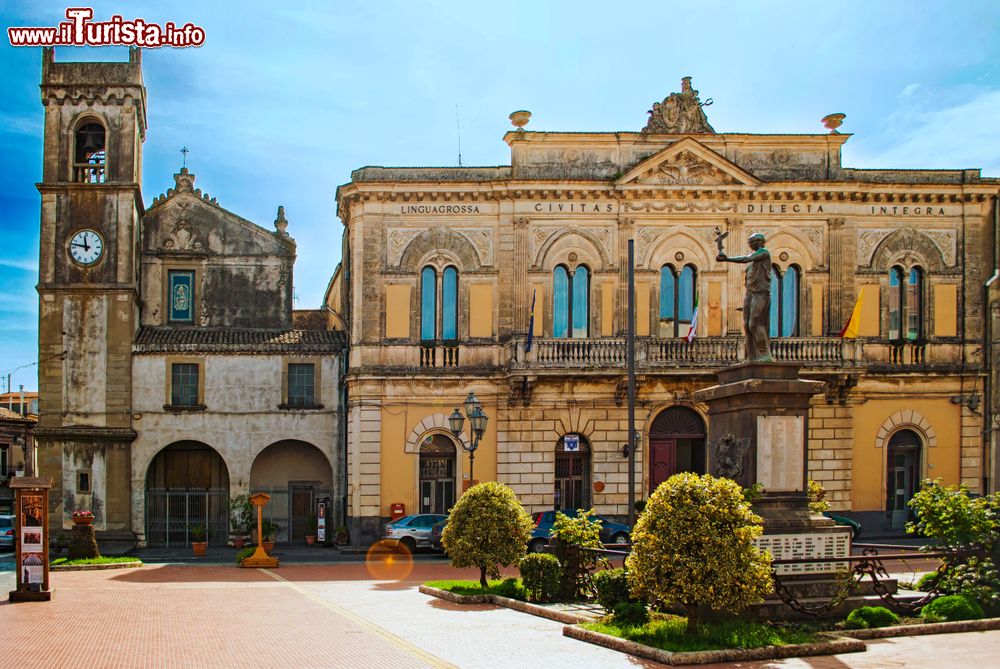 Immagine Il centro di Linguaglossa: il Municipio, la Chiesa di San Francesco di Paola, e il monumento ai caduti della prima guerra mondiale