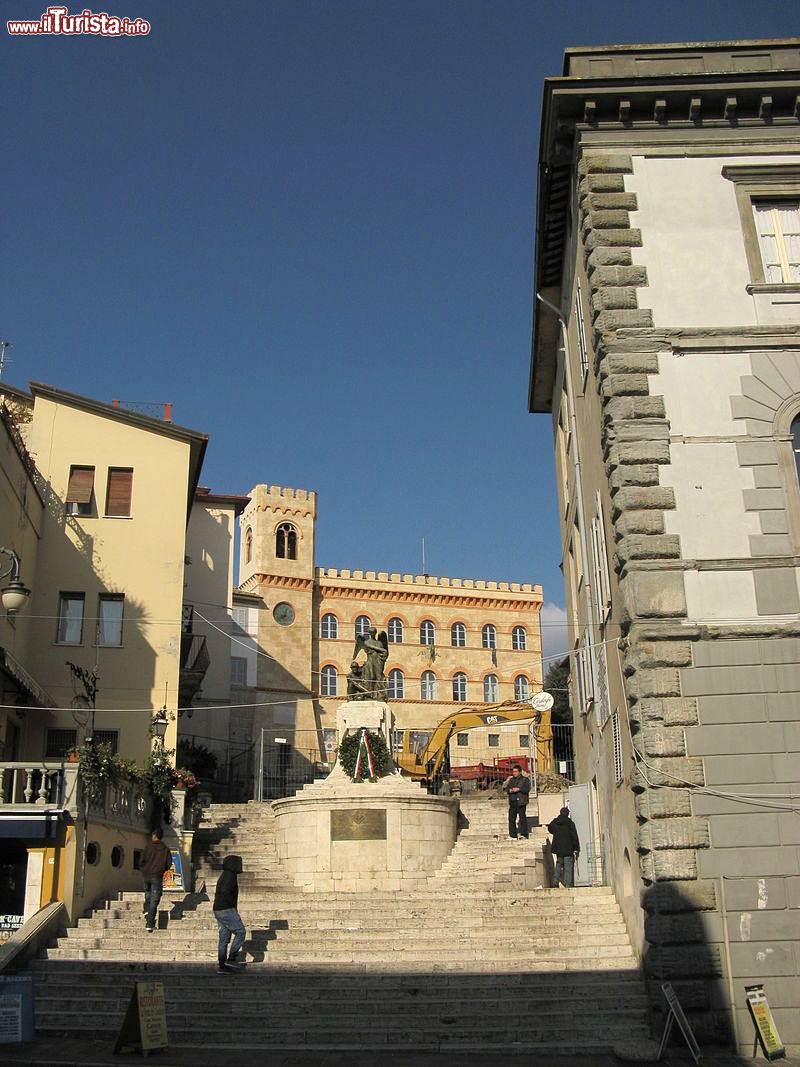 Immagine Il centro di Magione e il Monumento ai caduti (Umbria)