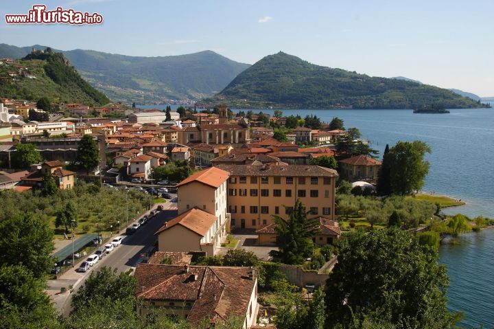 Immagine Il centro di Marone e il profilo di Monte Isola sul Lago d'Iseo - © Pro Loco di Marone