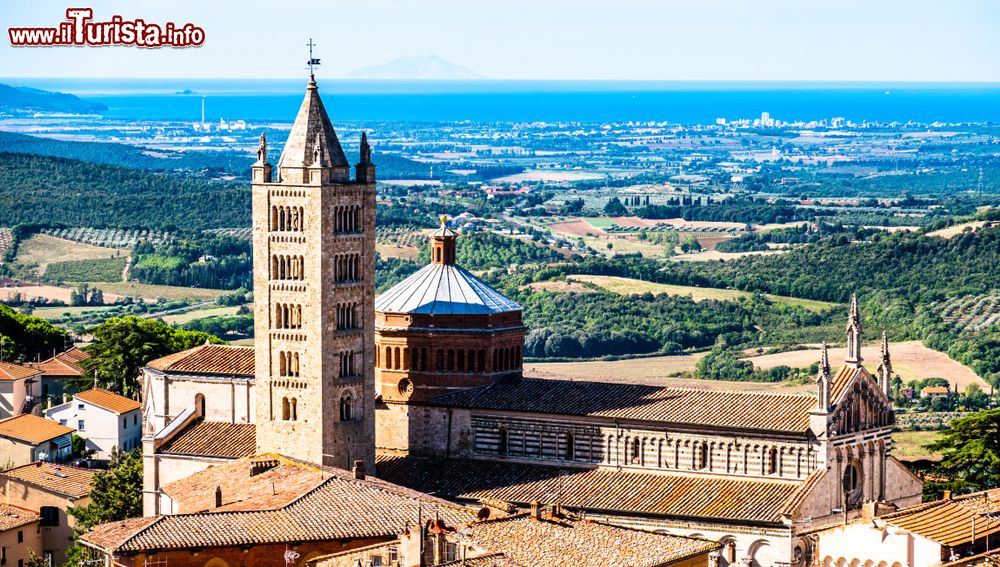 Immagine Il centro di Massa Marittima e in lontananza la costa della Toscana