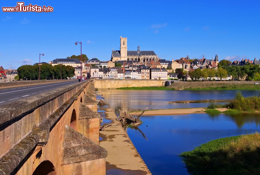 Immagine Il centro di Nevers (Francia) visto da una sponda del fiume Loira.