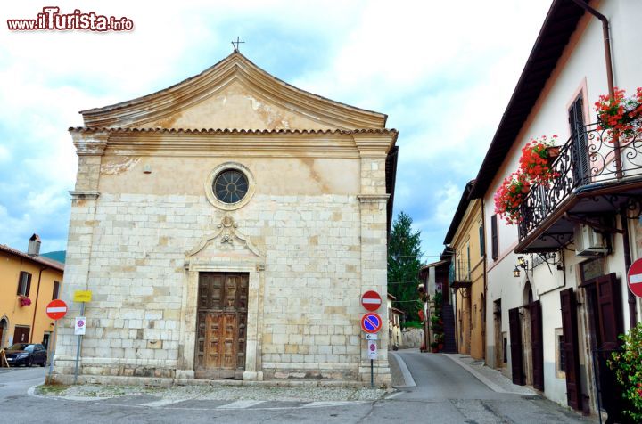 Immagine Il centro di Norcia con una chiesetta e palazzi, provincia di Perugia, Umbria - © maudanros / Shutterstock.com