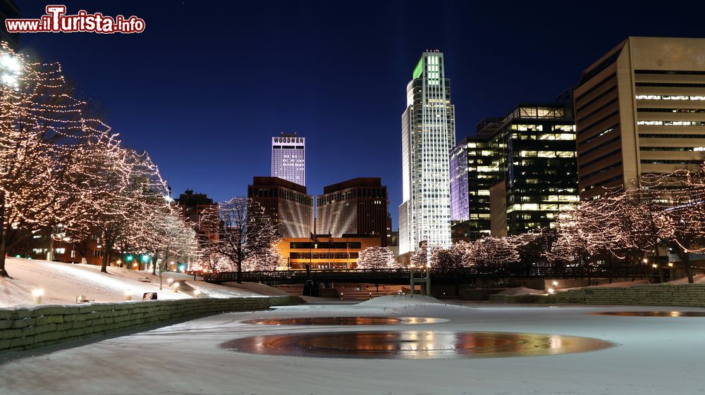 Immagine Il centro di Omaha, Nebraska, by night con le luci natalizie (USA).