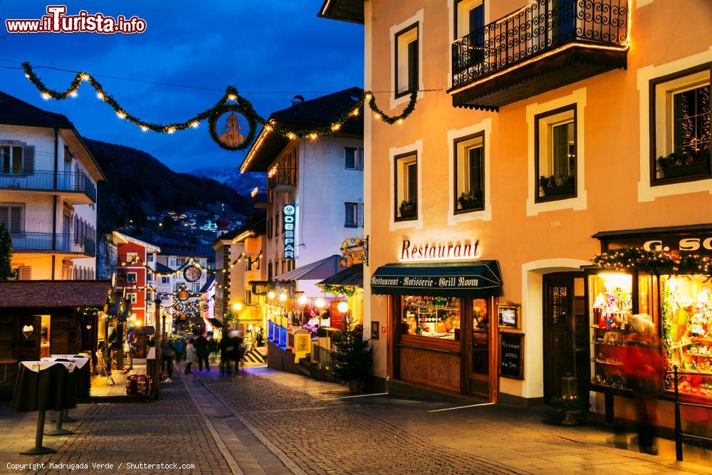 Immagine Il centro di Ortisei by night, Trentino Alto Adige. Questa località si trova sulle destra orografica del rio Gardena che scorre da est a ovest e sfocia nell'Isarco presso Ponte Gardena - © Madrugada Verde / Shutterstock.com